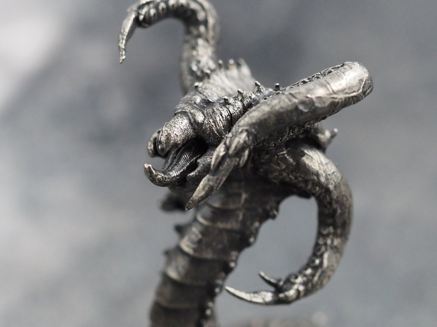 Ancient Quell - Flesh Flaying Serpent Worm Of Nightmares - A Cosmic Fantasy White-Metal Mini Figure