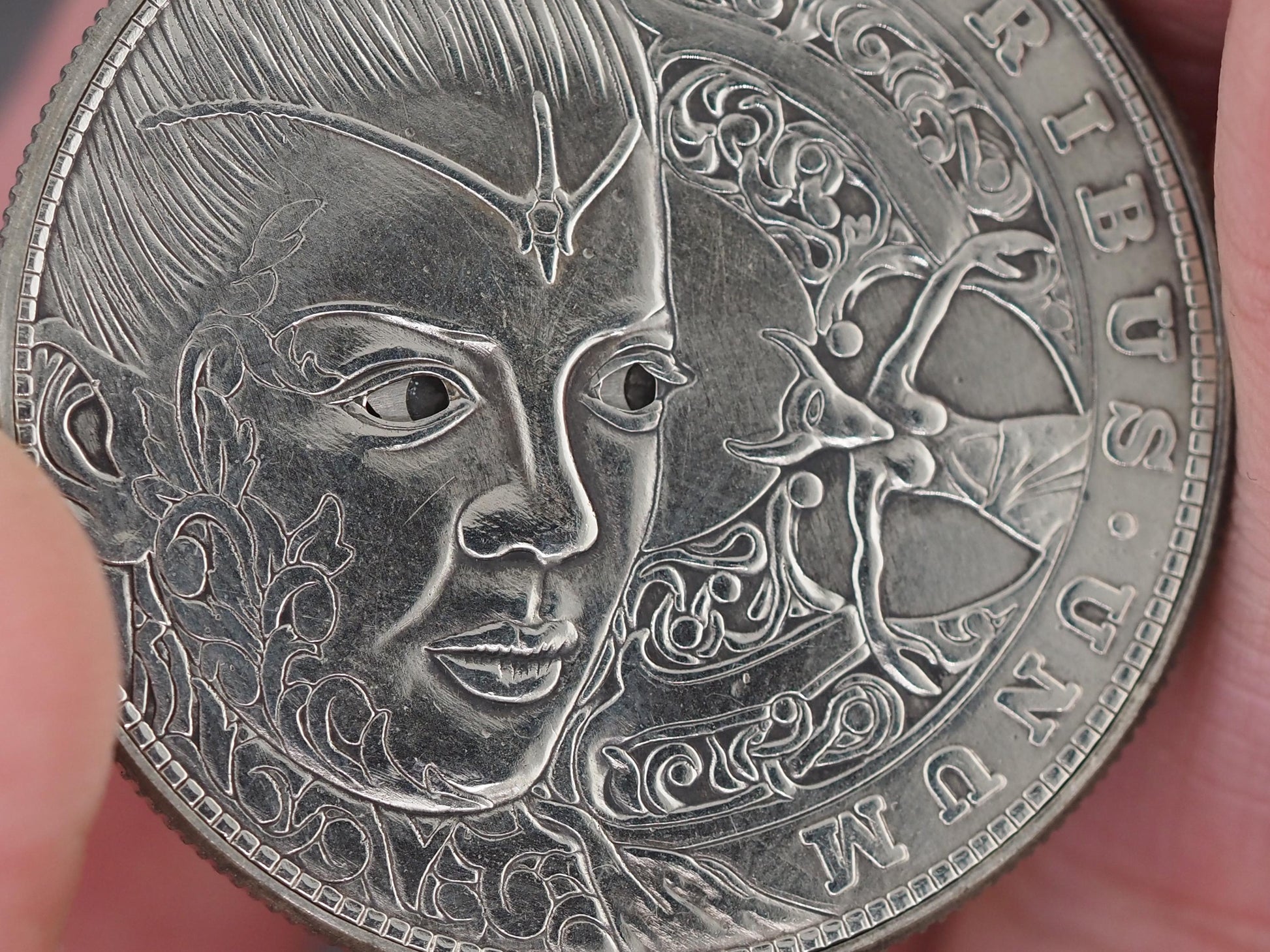Unique Mechanical Morgan Dollar Pagan Goddess With Moving Eyes Plated Replica Coin With Mechanism Movement