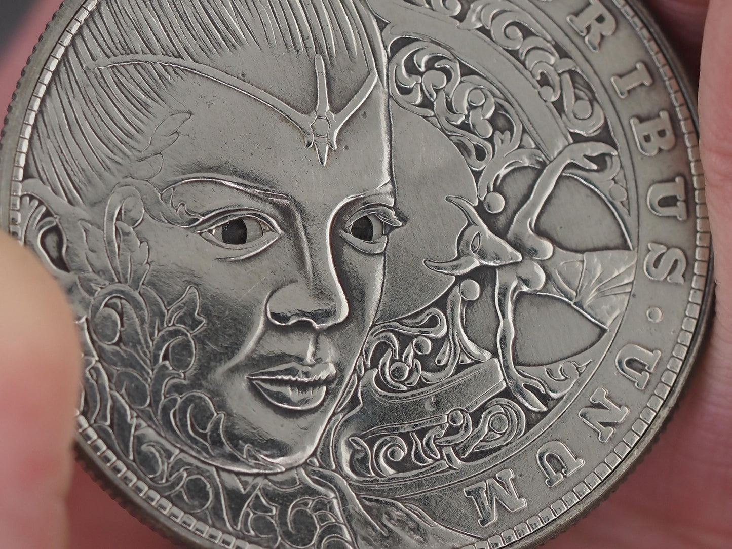 Unique Mechanical Morgan Dollar Pagan Goddess With Moving Eyes Plated Replica Coin With Mechanism Movement