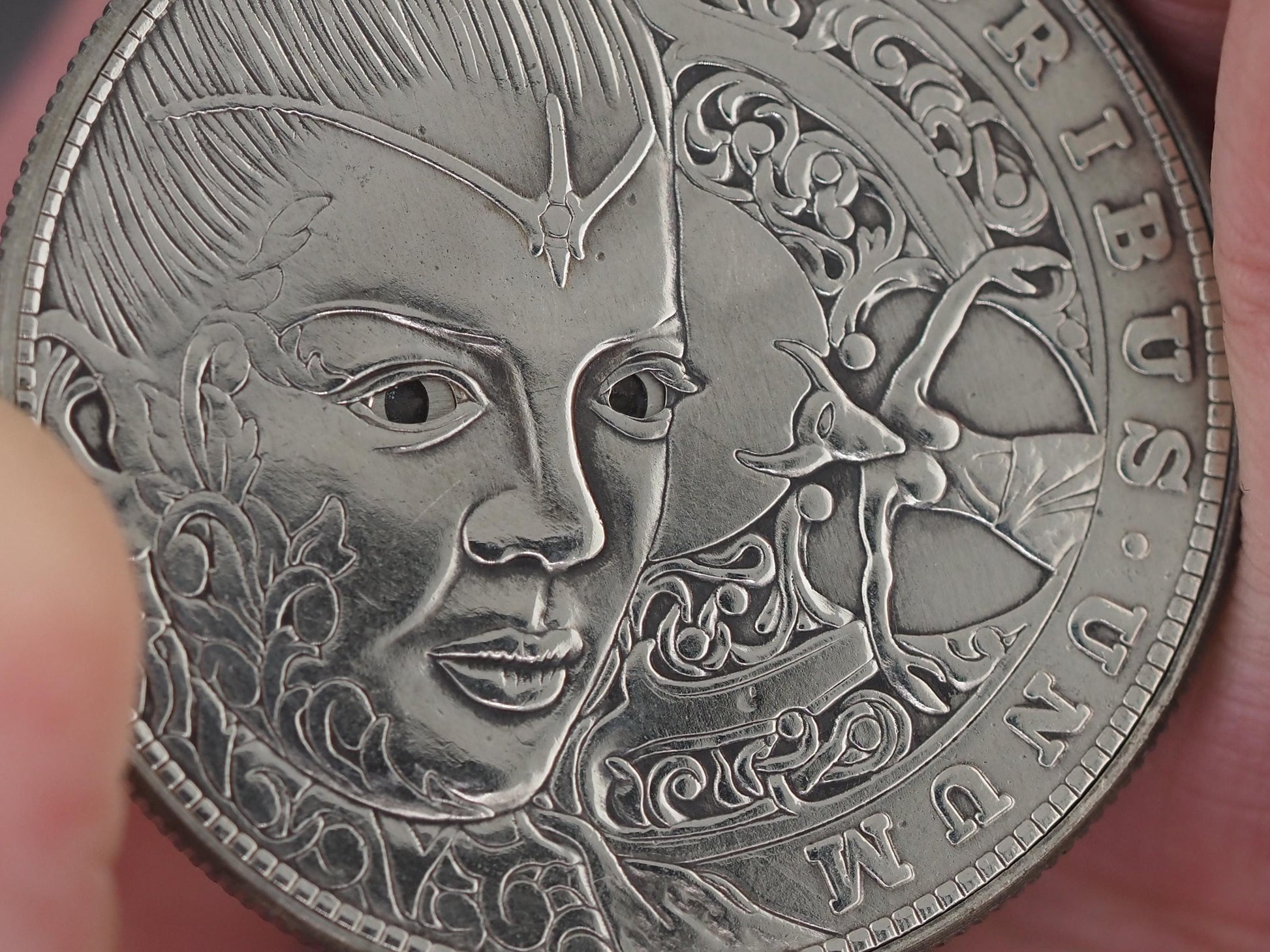Unique Mechanical Morgan Dollar Pagan Goddess With Moving Eyes Plated Replica Coin With Mechanism Movement